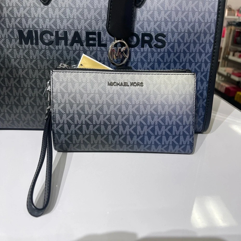 MICHAEL KORS Jet Set Lg Ombré Signature Logo Wristlet Phone Holder Wallet 
Black - Picture 3 of 16